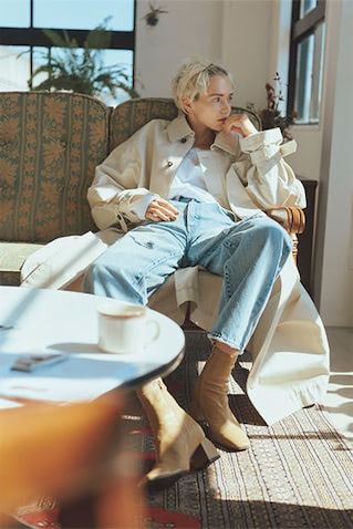 【クラッシュデニムとまじめなコート】クラッシュデニムパンツ 15,180円／MOUSSY、白ステンカラーコート 41,800円／BLACK BY MOUSSY（ともにバロックジャパンリミテッド）　白ロングTシャツ 15,400円／ATON（ATON AOYAMA）　ショートブーツ 9,790円／RANDA