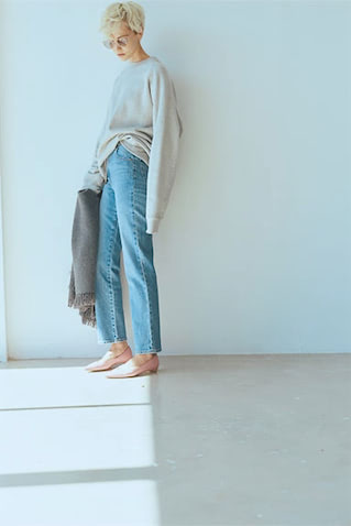 足し算は不要。スエットの大きなサイズ感を生かした「着くずし」： 〈左〉デニムパンツ 14,080円／ROLLA’S（ジャック・オブ・オール・トレーズ プレスルーム）　グレーオーバースエット 31,900円／ATON（ATON AOYAMA）　サングラス 39,600円／EYEVAN（アイヴァン 東京ギャラリー）　手に持ったストール 44,000円／ドゥース グロワール（ノーブル 有楽町マルイ店）　パンプス 18,700円／オデット エ オディール（オデット エ オディール 新宿店）
