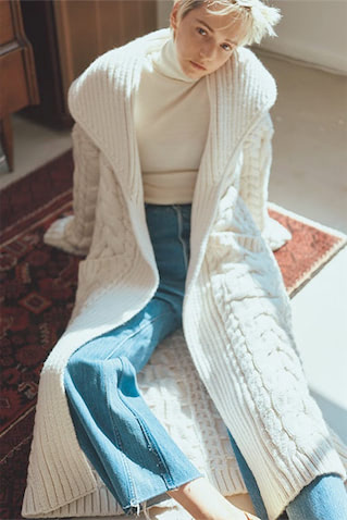 【色落ちブルーと白のロングガウン】白ロングニットカーディガン 12,990円／ZARA（ザラ カスタマーサービス）　カットオフワイドデニムパンツ 47,300円／リダン（ウィム ガゼット ルミネ新宿店）　白ハイネックリブニット 16,500円／ソブ（フィルム）　パンプス 35,200円／PIPPICHIC（ベイジュ）