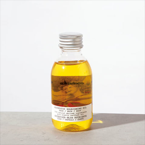 【髪が落ち着く重めのオイル】  ダヴィネス オーセンティック オイル 140mL 4,400円／コンフォートジャパン　「広がりやすい髪質なので重たい質感が出せて、しかもコスパがいい。夜はタオルドライ後に毛先中心にもみ込んで乾かす。朝は霧吹きで髪をぬらしてから全体に多めになじませると、本来のちょっとしたクセも生かした束感ヘアに」（小島さん：unevenディレクター）