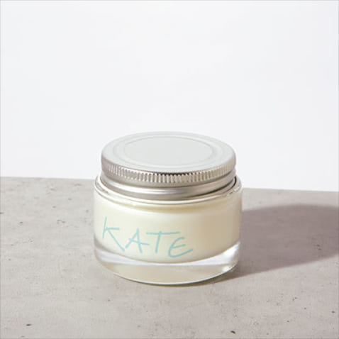 【固まらないシアバター】  KATE ジェントリーバーム 48g 2,420円／KATE　「のびがよく、固まらず、束感もほどよいので、ハンドスタイリングで何度でも動きのあるスタイルが復活。髪全体を水でぬらして水溶性のムースをつけてからこれをつけると、パーマのリッジがよく出るし、シャンプーでのオフも楽になります」（及川さん：KATEヘアスタイリスト）