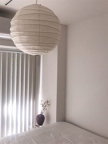 ウッドや白を基調としたシンプルな部屋に、和のテイストを入れるとぐっと深みが増す。和紙のシェードであたたかみのある照明が、部屋の雰囲気をより心地よくしてくれます（船曳さん）