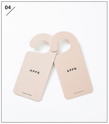 「ホテルタグのような見た目」  〈右から〉クローゼット タグ OSMANTHUS（期間限定）、OAKMOSS&AMBER 各1,650円／APOTHEKE FRAGRANCE　「ペーパータイプのエアフレッシュナー。クローゼットだけでなくドアノブにかけ、ルームフレグランスとして楽しむのもオススメです」（編集部）