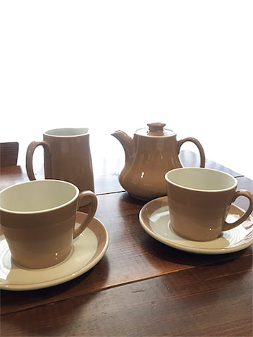 イギリスの老舗陶磁器メーカー「Wood & Sons」のヴィンテージ食器。ミルクティーベージュのようなやさしい色みが絶妙で即決。ウッドや白を基調とした部屋のインテリアともなじみがいい。（スタイリスト岩田さん）