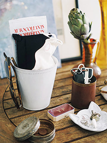 「マスクのしまい方に悩んでいたときに目にとまった、“Astier de Villatte”の花瓶。サイズがちょうどよく、オブジェ的に見せられるのがお気に入り。サングラスと一緒に収納しています」（フラワースタイリスト／守屋百合香さん）