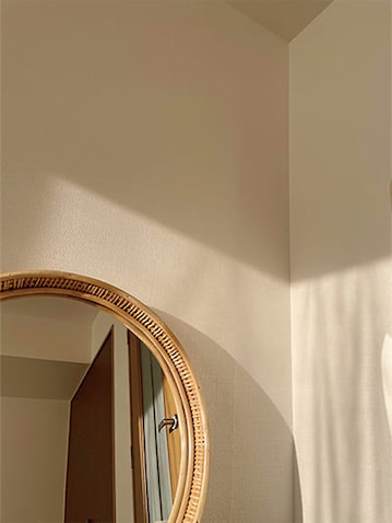 丸い鏡を主役に空間づくりをしたく、「ZARA HOME」でビッグサイズを。かごのようなざっくりとした編み目調のウッドフレームが、南仏風のリラックスしたムードを演出してくれます。（maoさん）