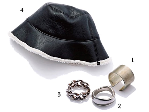 LEATHER HAT + MATTE RINGS：1.シルバープレートリング（右手） 11,000円／アトリエ エスティーキャット　2.シルバーリング（左手・薬指） 17,500円／TEN.　3.チェーンリング（左手・小指） 17,600円／IRIS 47（フーブス）　4.バケットハット 13,200円／ラ メゾンド リリス（ジャーナル スタンダード レリューム ルミネ新宿店）　ニット 17,600円／アダム エ ロペ