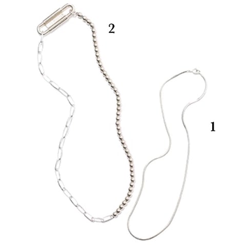 1.ネックレス（モデル着用・上） 8,580円／TEN.　2.ネックレス（下） 12,980円、ネックレスのとめ具（別売り） 9,680円／ともにKNOWHOW（ノウハウ ジュエリー）　カーディガン 18,150円／アダム エ ロペ　Tシャツ 6,380円／THE SHINZONE（Shinzone ルミネ新宿店）