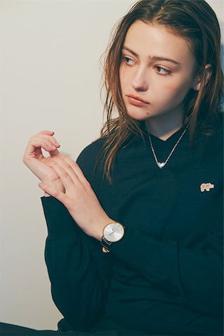 HEART NECKLACE + WATCH：1.ハートネックレス 27,280円／KNOWWHOW（ノウハウ ジュエリー）　きゃしゃなチェーンとの合わせで、シンプルな装いからも浮かない。 2.時計 19,800円／Jouete　レザーベルトが高級感を演出。 別注ネイビーニット 27,500円／サイ ベーシックス（ビショップ）