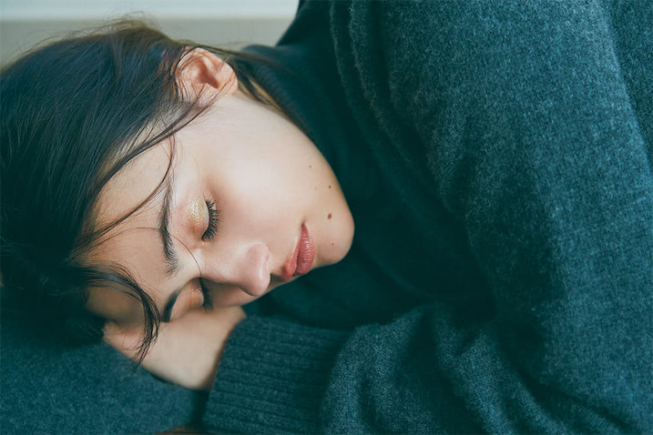 注目色のグレーは落ち着く半面、手をかけないと地味になりがち。ならば、メイクでクセを足してみるのも手。どんな色とも合うグレーの特性に甘え、ラメとグリーンを欲張って表情を明るく。