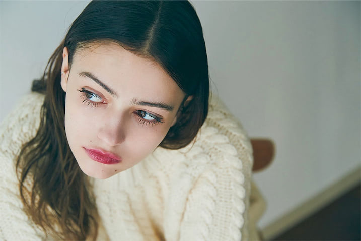 ケーブルニットのなつかしい見た目につられて、メイクもレトロに振り切ってみる。往年の女優をオマージュし、いつもよりたっぷりめなマスカラも、ニットのほっこり感が上手く作用して派手さもほっこり感も中和して調和のとれたバランスに。