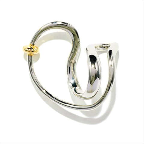 TWIST SILVER： 「躍動感あふれるシルバーのうねりと小さなゴールド」シルバー×ゴールドイヤカフ 13,750円／ソワリー（ジャーナル スタンダード 自由が丘店）