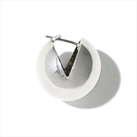 SILVER ORB： 「一粒でしっかり主張」シルバー球体ピアス 22,000円／リューク（リューク）