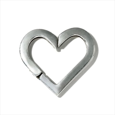 SILVER HEART： 「冷たい質感でかわいいハート」ハートシルバーイヤカフ 15,180円／KNOWHOW（ノウハウ ジュエリー）　クリップのようにはさむタイプ。