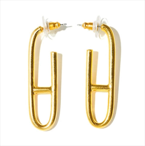 GOLD OVAL： 「楕円チェーンから着想」ゴールドUピアス 15,000円／チビ ジュエルズ（ZUTTOHOLIC）