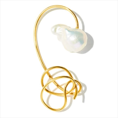 PEARL+GOLD LINE： 「アートみたいな複雑なライン」ゴールド×パールイヤカフ 15,400円／アトリエ エスティーキャット　いびつなパールでさらに個性を。