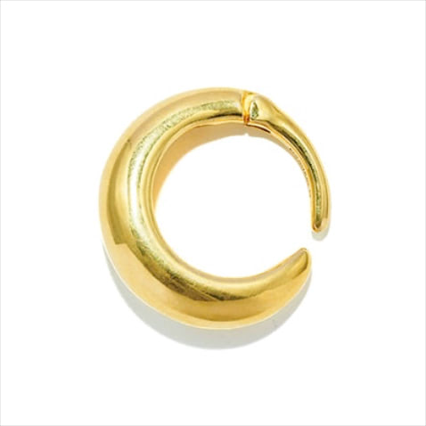 VOLUME GOLD： 「重ねづけに似合うシンプルさ」ゴールドビッグイヤカフ 28,050円／KNOWHOW（ノウハウ ジュエリー）