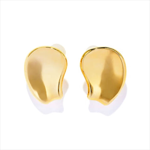 「くぼんだようなニュアンス」　ゴールドイヤリング 16,500円／IRIS 47（フーブス）　ゆるやかな曲線を描く、花びらを模したようなモチーフ。