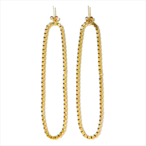 「形が定まらずたれ下がるフープ」：ゴールドチェーンピアス 25,300円／シャルロット ウーニング（フラッパーズ）　いぶしたような味わい深いゴールド。