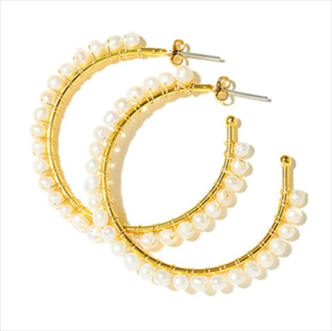 「大粒1つよりもかえって華やか」：パールサークルピアス 9,350円／メルセデス サラザール（ZUTTOHOLIC）　凝縮した小さなパールという贅沢さ。