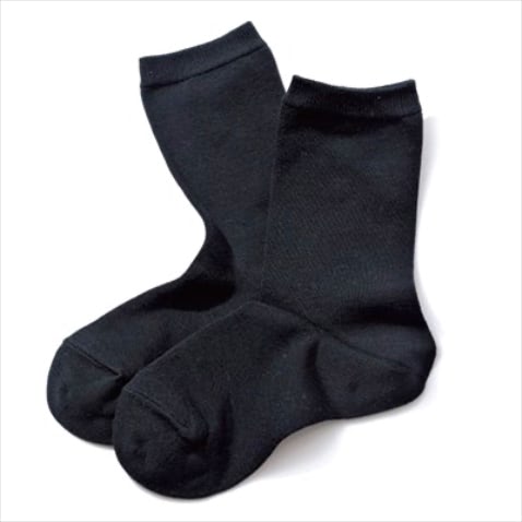 長時間歩いてもズレない90度シルエット  ：黒直角ソックス 230円／無印良品（無印良品 銀座）　足の形に合わせてかかとを90度に仕上げているため、ブーツの中でソックスがズレていく心配も無用。