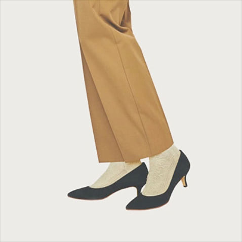 クラシックに寄せるレース風の編み目  アイボリーケーブルソックス 1,650円／NAIGAI STYLE（ナイガイお客様相談室）　黒パンプスは着まわし。ガーリーな白で、メンズ的パンツを淑女へ寄せて。