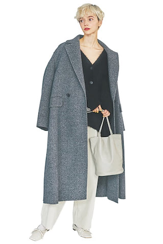 グレーウールチェスターコート 121,000円／ebure（ebure GINZA SIX店）　ライトグレーレザートートバッグ 41,800円／MODERN WEAVING（ショールーム セッション）　黒モヘアカーディガン 28,600円／アダム エ ロペ　コーデュロイパンツ 38,500円／イレーヴ　白スクエアトゥフラットシューズ 36,300円／PIPPICHIC（ベイジュ）　白ソックス／スタイリスト私物