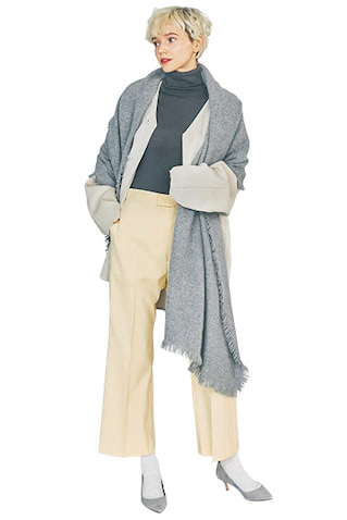 グレーリブタートルネックニット 2,990円／UNIQLO　ストール 37,400円／ア ソース メレ（フレームワーク ルミネ新宿店）　グレースエードパンプス 27,500円／TSURU by Mariko Oikawa　共布ベルトつきリバーコート 59,400円／ELE STOLYOF　白ソックス／スタイリスト私物　装いにかわいげを添える、ベージュの延長で使えるまろやかなイエロー。やさしい発色でグレーの知性は保ちつつ、3段階のレイヤードを軽快に見せる。