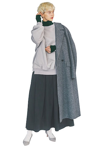「黒にかわるグリーンで浮かずに新鮮味を加算」： グレーウールチェスターコート 121,000円／ebure（ebure GINZA SIX店）　グレースエット 15,400円、黒サスペンダーつきロングスカート 17,600円／Jilky　グレースエードパンプス 27,500円／TSURU by Mariko Oikawa　白ソックス／スタイリスト私物　彩度をおさえたグリーンをスエットの中にIN。色として効きすぎないものの、レイヤードで頼りがちな黒とは違ったニュアンスが生まれシックな印象に。