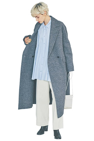 グレーウールチェスターコート 121,000円／ebure（ebure GINZA SIX店）　黒ブーツ 29,700円／SOL SANA（ジャック・オブ・オール・トレーズ プレスルーム）　コーデュロイパンツ 38,500円／イレーヴ　ショルダーバッグ 17,600円／MARROW（4K）　いい意味で主張の強くないペールトーンで、あたたかみのあるコーデュロイに冷静な落ち着きを。デザインが効いたシルエットだから、コートを脱いでも印象的なスタイルでいられる。