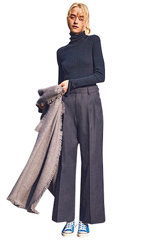 グレーワイドパンツ 36,300円／JANE SMITH（UTS PR）　ブルーローカットスニーカー 7,700円／コンバース（コンバースインフォメーションセンター）　グレータートルリブニット 31,900円／カオス（カオス表参道）　グレーストール 37,400円／ア ソース メレ（フレームワーク ルミネ新宿店）　白ソックス／スタイリスト私物　タックが入ったまじめなワークパンツには、カラースニーカーでかたさをほぐして。ヒールがないぶん、重心が下がりがちなため、タイトなトップスを合わせて全体をすらりと。