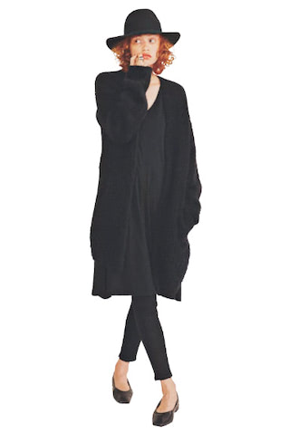 【組み合わせに幅が出る短め丈】黒ワンピース 52,800円／knit bar（アイネックス）　黒カーディガン 31,900円／unfil（アンフィル）　黒スキニーパンツ 3,990円／Gap（Gap新宿フラッグス店）　黒ハット 24,200円／Masakazu Furusawa、シルバーリング 33,000円／ReFaire（ともにUTS PR）　黒シューズ（アンクルチェーンつき） 16,500円／ル タロン（ル タロン グリーズ ルミネ新宿店）