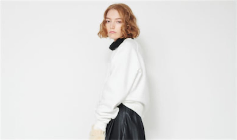 冬服の厚みやゆったりとしたシルエット、カジュアルなトップス・アウターに相性のいいツヤ感ボトム。