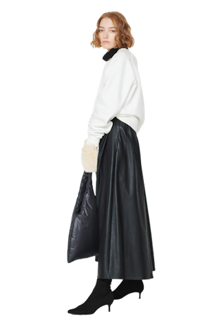 【冬のトップスに必要な要素を補う黒レザーのAラインスカート】黒フェイクレザースカート16,500円、スエットトップス 10,450円／ともにAKTE　黒タートルニット 4,950円／crie conforto（バロックジャパンリミテッド）　ニットグローブ 6,600円／ジャッケ（ジャーナル スタンダード レリューム ルミネ新宿店）　バッグ 13,200円／HELOYSE（ジャック・オブ・オール・トレーズ プレスルーム）　黒ニーハイブーツ 31,900円／TSURU by Mariko Oikawa