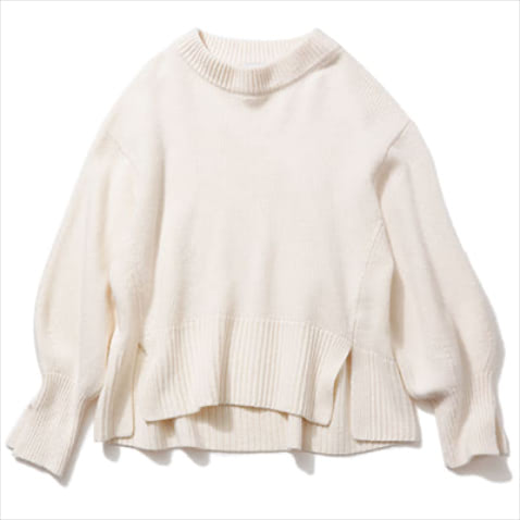 ワイドリブとスリットが奥行きをメイク：ウールカシミヤワイドスリットニット 17,600円／アダム エ ロペ　そで口にまで入った深いスリットによって、軽快さとさりげない個性を演出できる。フロントがややラウンド状になった前後差のあるヘムラインも特徴。