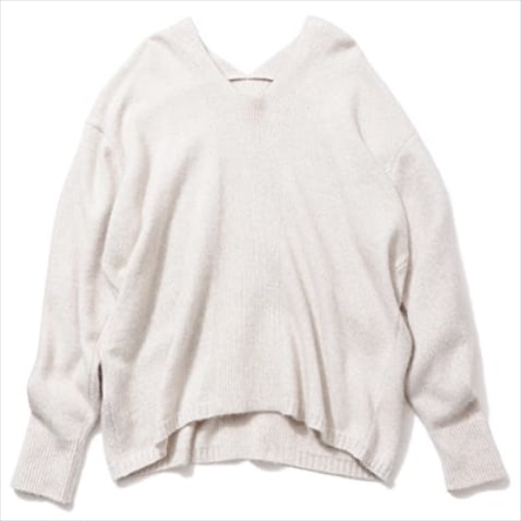 開きすぎない上品なネックライン ：Vネックニット 14,300円／パブリックトウキョウ（パブリック トウキョウ 渋谷店）　グレーまじりのアイボリー。フォックス混でエアリーな軽さ。