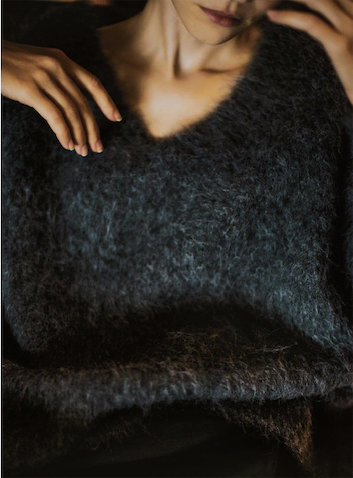 【ドレスアップもニット１枚で】肌で着るような感覚のふんわりとしたVネック。緩めなシルエットがいっそうデコルテの美しさを引き立てる。