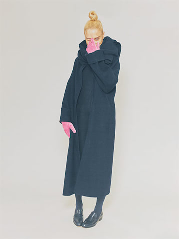 【しっとりしたピンクグローブ】ピンクグローブ 6,050円／ビューティ＆ユース（ビューティ＆ユース ユナイテッドアローズ 渋谷公園通り店）　ネイビーストールつきコート 49,500円／バビロン（エレメントルール カスタマーサービス）　ニットワンピース 39,600円／マルティニーク（マルティニーク ルコント ルミネ有楽町）　タイツ 1,430円／タビオ　ローファー 16,390円／A de Vivre