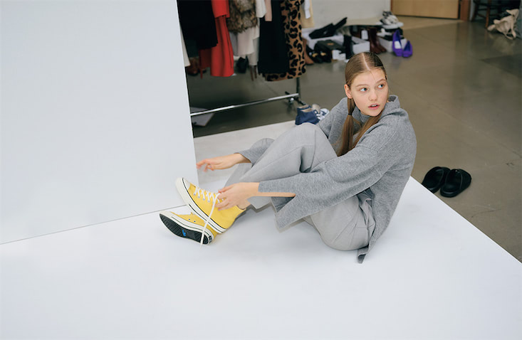 【迷ったらモノトーン】  着たい服がわからなくなったとき。色もデザインも抑制することで、新たに着たい服が見えてくることも多いと思います。迷いがバレずにさまになってしまうのも、シックな黒と白だから（樋口さん）  ☑シンプルな黒と白を同じ比率で組み合わせただけの明快さ。真逆の配色のインパクトを強めるべく、デザインは極力そぎ落とす。この２色に「足したいもの」として新しい服を考えるのも選択肢の１つ。