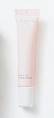C. LIP SERUM SHIGETA リップセラム 8mL 2,750円／コスメキッチン　「はちみつをベースに作られた唇用美容液ですが、口紅下地やグロスとしても使えます。とくに下地として使うと表面がなめらかになり、リップの密着度が全然違う！」（PR／山本莉昌子さん）