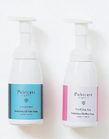 〈右から〉Pubicare フェミニン シフォン ソープ ローズ&イランイラン、ジャスミン&ネロリ 220mL 各2,310円／コスメキッチン　「他にないようなクリーミーな泡だちで、やさしく洗浄できます。においやかゆみ、黒ずみまでもケア」（ANT ディレクター／ARISAさん）