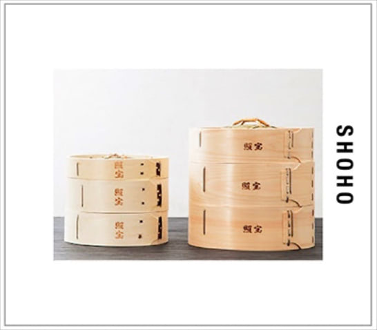「木製の蒸し器だからこそおいしさが倍増」： 〈右から〉桧 せいろ 27cm 20,970円、白木 せいろ 18cm 5,874円／ともに照宝　「季節ものの野菜を健康的に食べたいという理由でとり入れたせいろ。食材をつめ込んで待つだけなので意外と手間がかかりません。そのまま出せば豪華な食卓に見えるのもうれしい」（PR／山本さん）