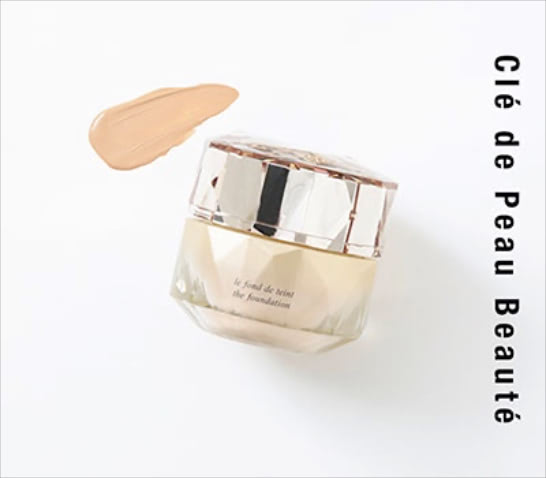 「メイクオフしたあともツヤツヤな肌に」： ル・フォンドゥタン SPF20・PA++ オークル10 33,400円／クレ・ド・ポー ボーテ　「美容液が配合された、こっくりとしたクリームファンデ。塗るとふっくらと小ジワの目立たない肌に導き、素肌がキレイ？と思ってしまうほど自然な仕上がり」（ビューティインフルエンサー／ちゃりこさん）