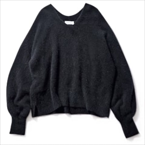 2【重く見えない】ゆるやかなVのシャギー  16,500円／アダム エ ロペ　黒がやさしく見える毛足長めのフォックス混。加えてＵより深く、Ｖよりもなだらかな曲線を描く前後に開いたネックラインが、気になるボリュームを軽減。