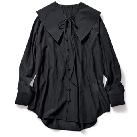 N「黒ニットになじむドレス感」ビッグカラーつきブラウス 28,600円／LE CIEL BLEU（ルシェルブルー 総合カスタマーサービス）　えりをはずすとシンプルな丸首で、それぞれ単品づかいも可能。