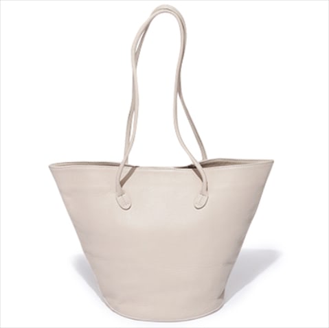 M「ソフトに見える白のレザー」レザーバッグ 62,700円／MODERN WEAVING（ショールーム セッション）　ON/OFF兼任する大きめのレザーバッグ。白に変えるだけで鮮度が上昇。