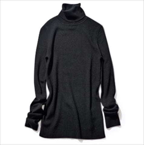 2,990円／UNIQLO　高いネックと細身の形で、黒の端正さをダイレクトに楽しめるリブタートル。肌あたりのいいメリノウールで、タイトながらノンストレスな着心地を追求。