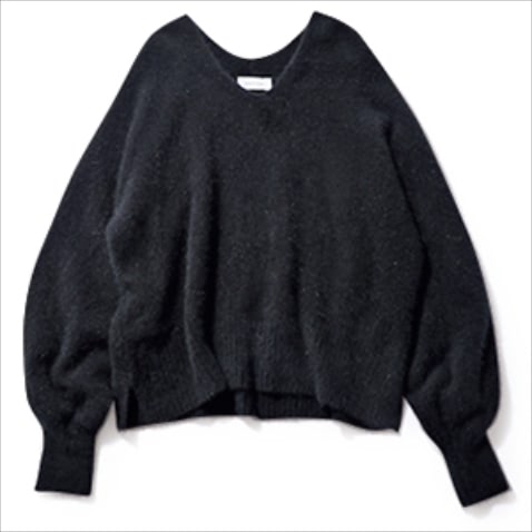 16,500円／アダム エ ロペ　黒がやさしく見える毛足長めのフォックス混。加えてＵより深く、Ｖよりもなだらかな曲線を描く前後に開いたネックラインが、気になるボリュームを軽減。