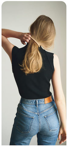 バレッタ 13,750円／acca（acca GINZA SIX店）　黒トップス 5,500円／LAGUA GEM（バロックジャパンリミテッド）　デニムパンツ 17,380円／MOUSSY（バロックジャパンリミテッド）