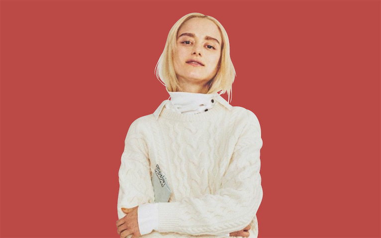 緩めのニットやスエットとタートルという重ね着の定番。その間にもう１枚シャツを仕込んで奥行きを。その際にコーディネートに抜けを作る役割としても好都合なのは白。